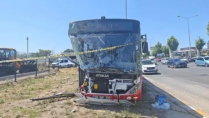 Ankara'da belediye otobüsü ve hafif ticari araç çarpıştı: 1 ölü, 9 yaralı