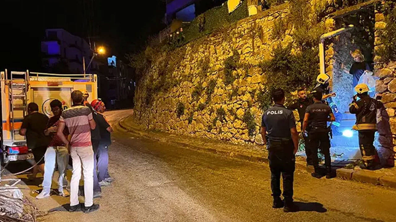 Kocaeli'nde bir evin tavan sıvaları düştü: 5 kişi tahliye edildi