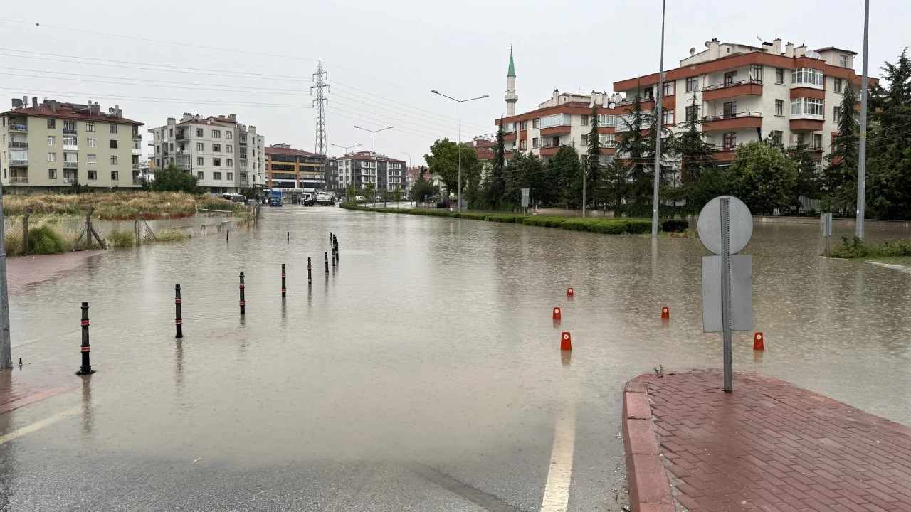 Yollar göle döndü, trafik durdu