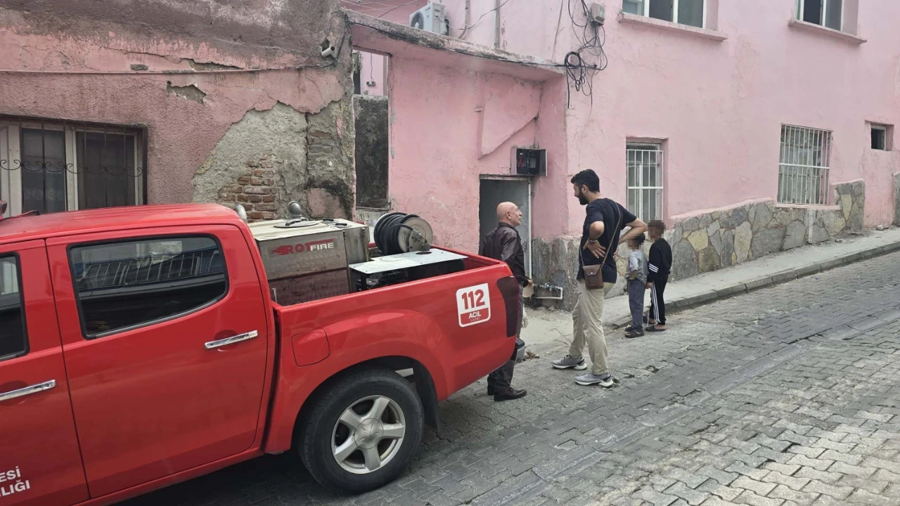 Metruk evde kaçak kazıya suçüstü; 3 gözaltı