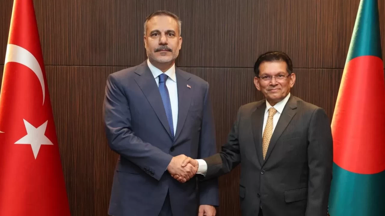 Bakan Fidan, Bangladeşli mevkidaşı Rahman ile bir araya geldi