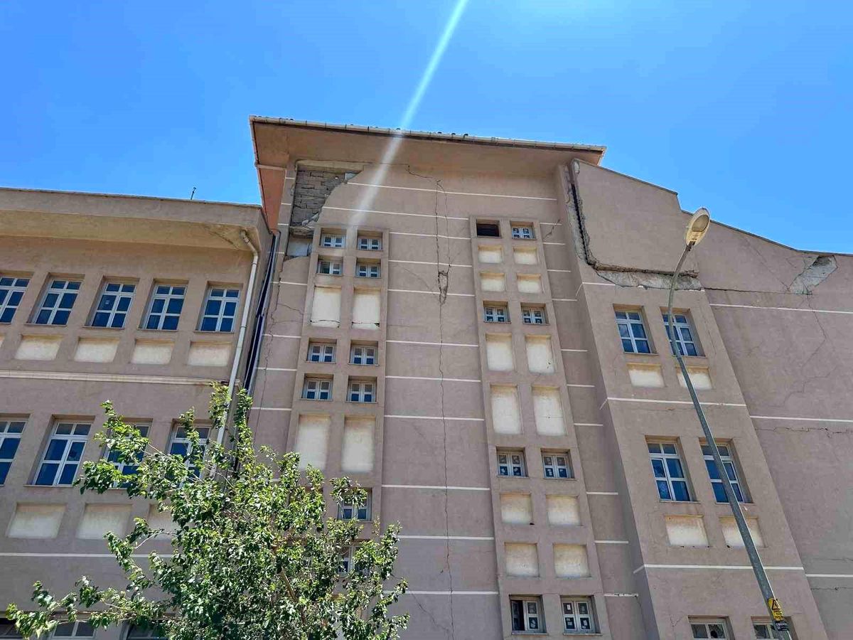 Depremde ağır hasar adlıktan sonra yıkılmayan okul tehlike saçıyor