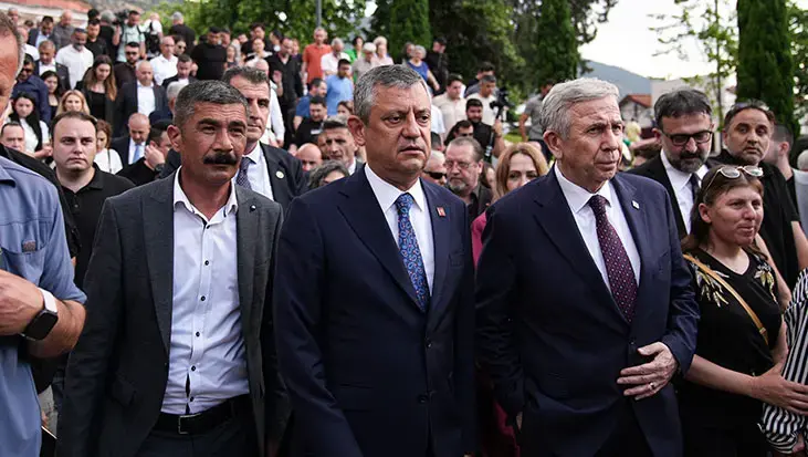 Özgür Özel ve Mansur Yavaş, Ferdi Zeyrek'in mevlit programına katıldı
