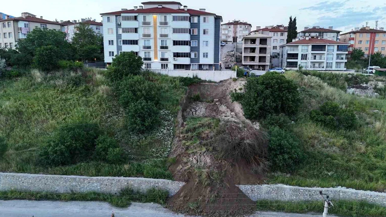Karabük’te heyelan tehlikesi: Toprak kütlesi yola indi