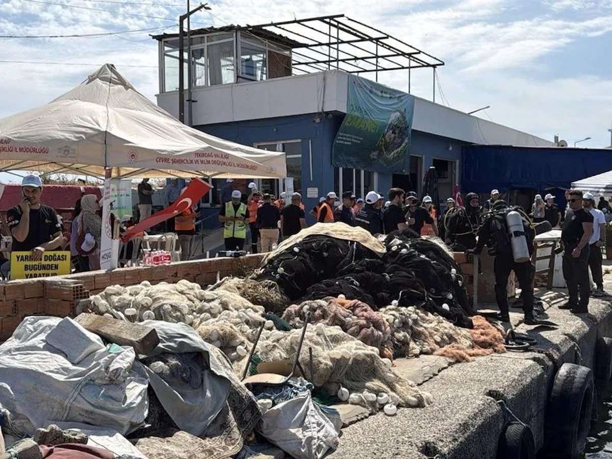 Tekirdağ'da denizin dibinden lastik ve demir borular çıktı