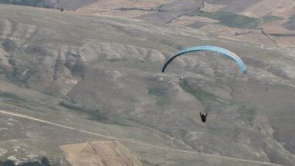 Kayalıklara düşen yamaç paraşütü pilotu öldü