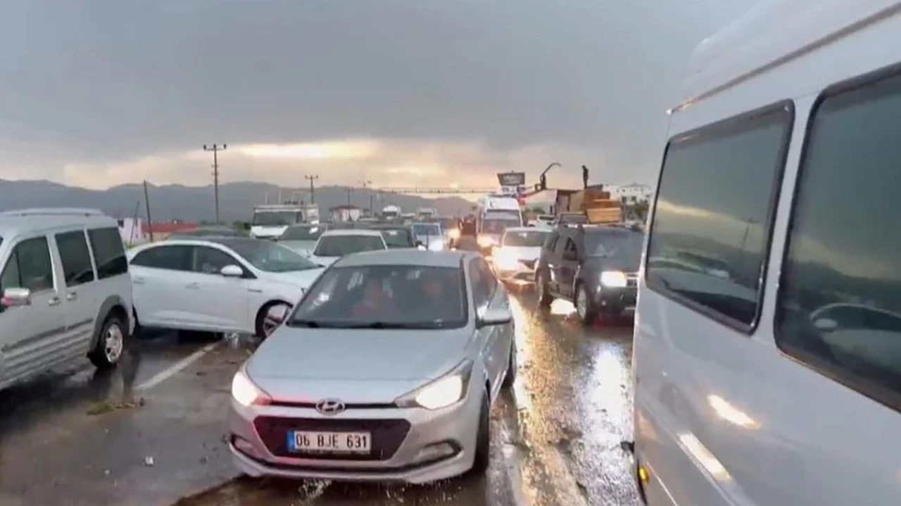 Elazığ-Tunceli kara yolu sel nedeniyle ulaşıma kapandı
