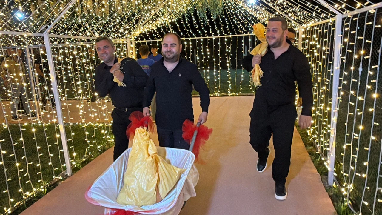 Bu takı töreni unutulmaz! Bir haftada topladılar, düğüne el arabasıyla getirdiler