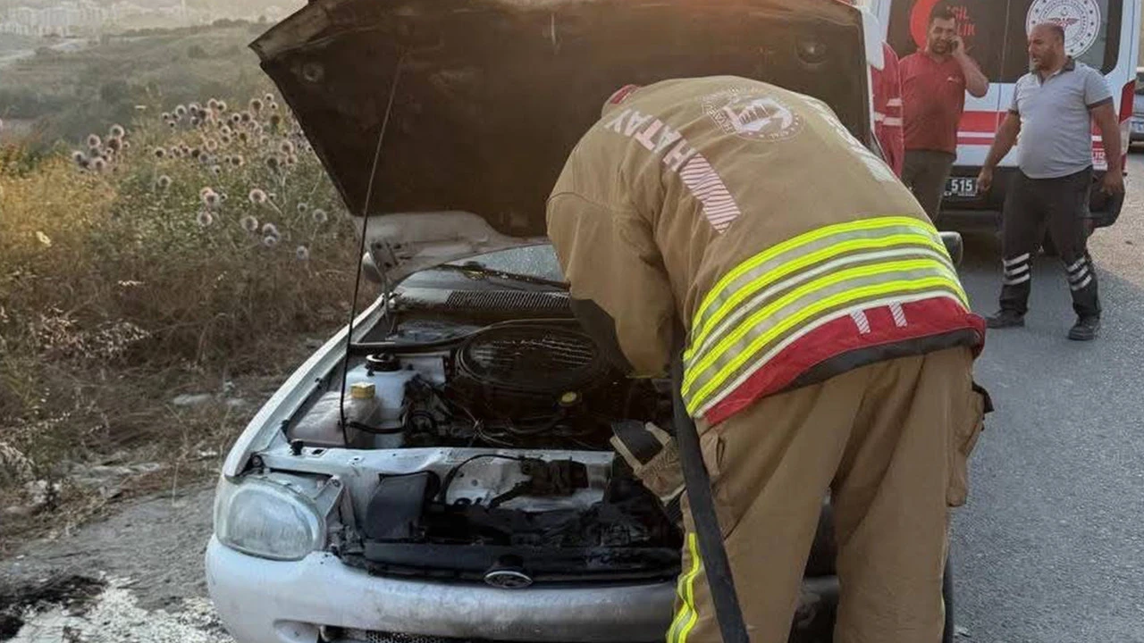 Antakya’da otomobilin motorundan alevler yükseldi