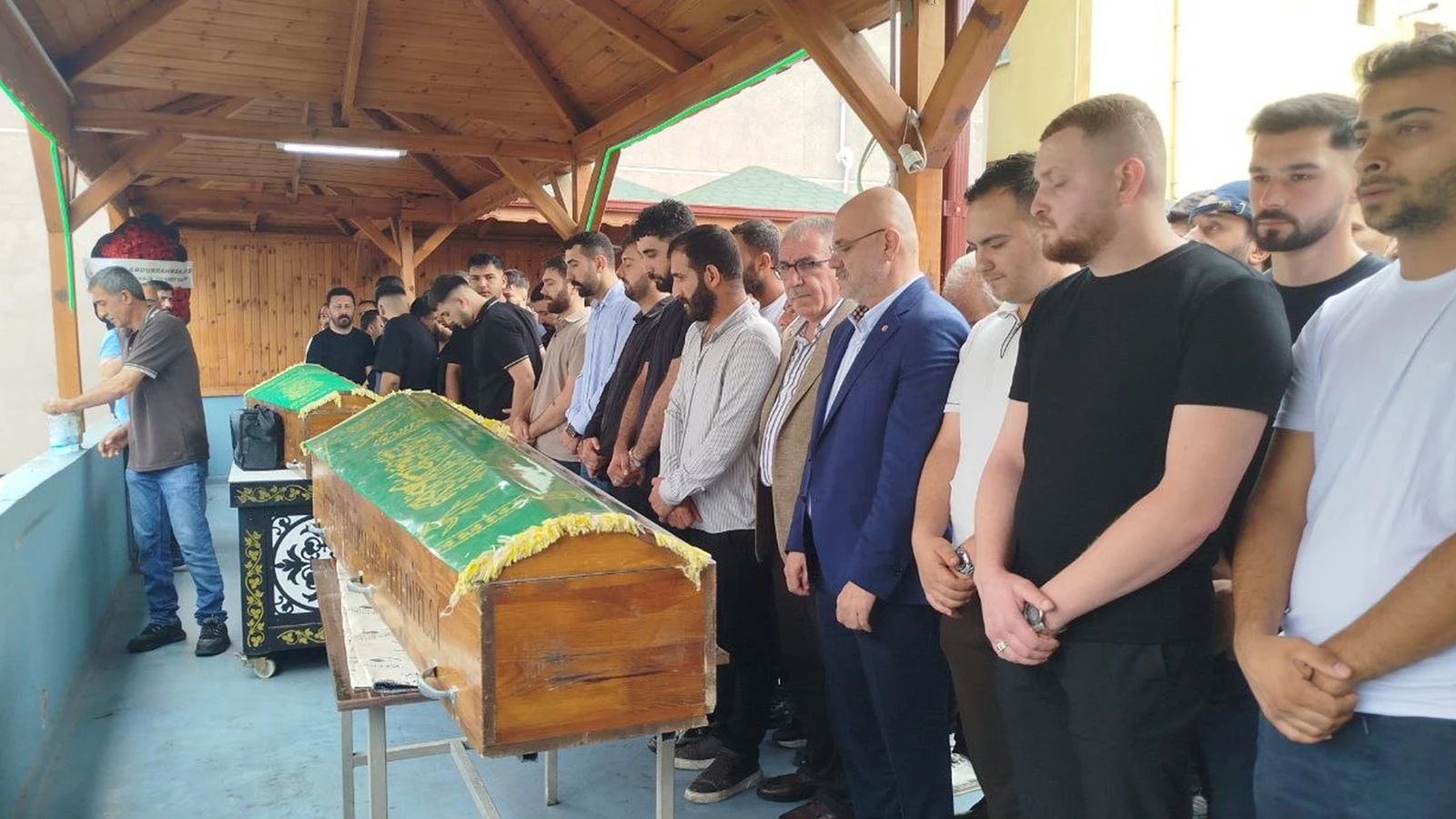 Kocaeli'de tıra çarpan otomobildeki baba ve oğlu öldü