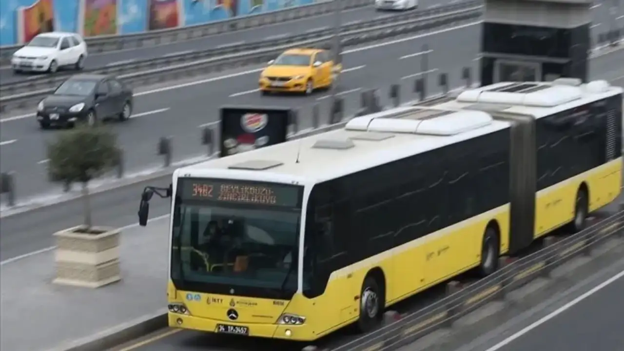 Ataşehir'de seyir halindeki İETT otobüsünde yangın paniği