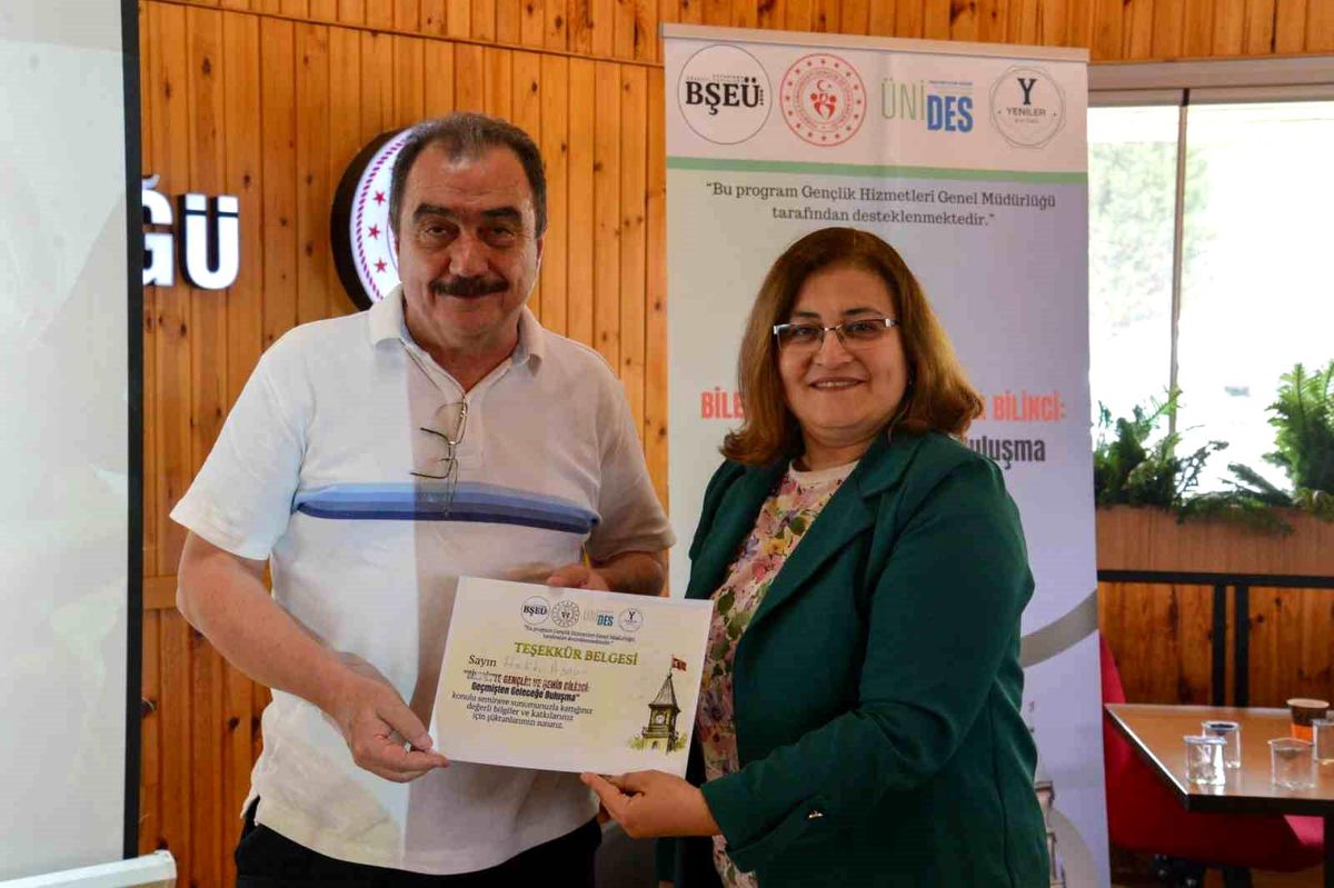 Bilecik'te 'Gençlik ve Şehir Bilinci Geçmişten Geleceğe Buluşma' programı düzenlendi