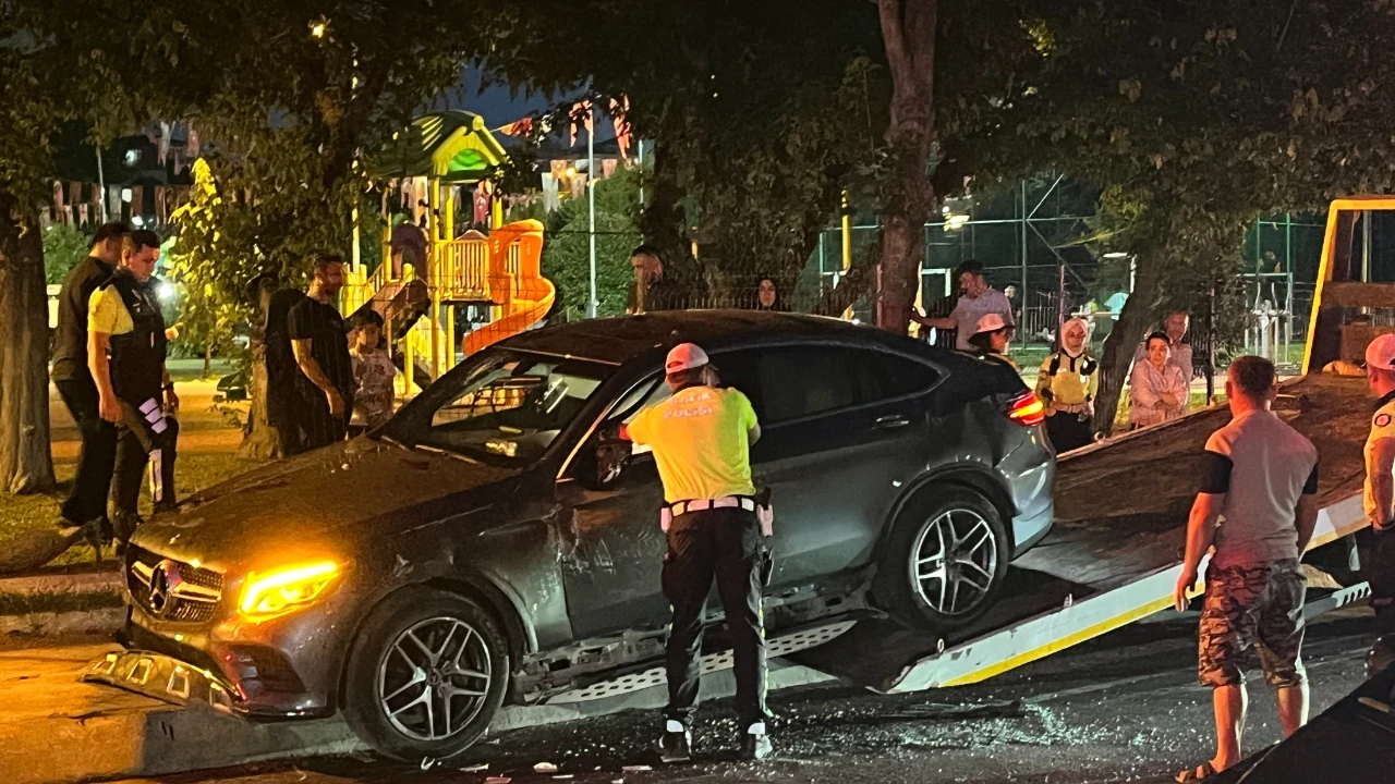 Bakırköy'de kontrolden çıkan lüks otomobil yan yattı: 2 yaralı