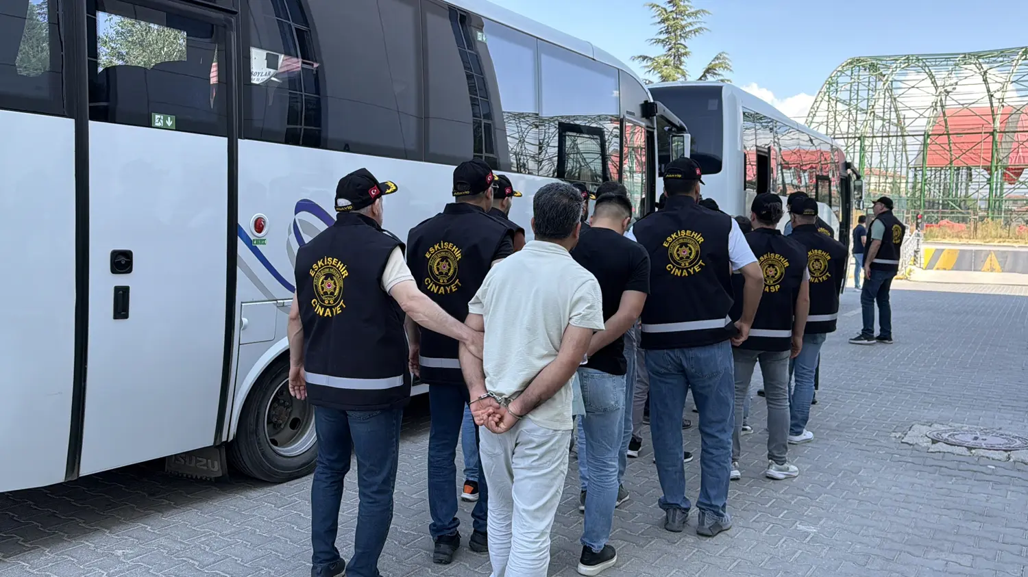 İki aile arasındaki tartışma meydan savaşına döndü: Polise saldıran şüpheliler adliyede