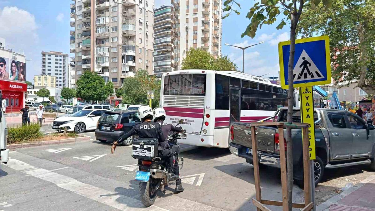 Yolcu minibüsünün yaya geçidinde çarptığı genç kız öldü