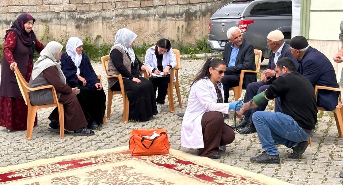 Yüksekova'da köy sakinlerine hipertansiyon ve tuz kullanımı eğitimi