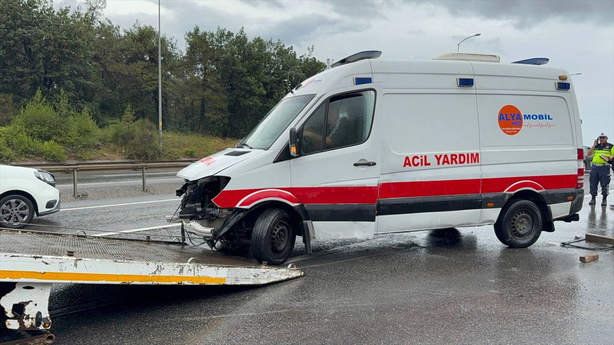 Çekmeköy'de devrilen ambulansın sürücüsü yaralandı