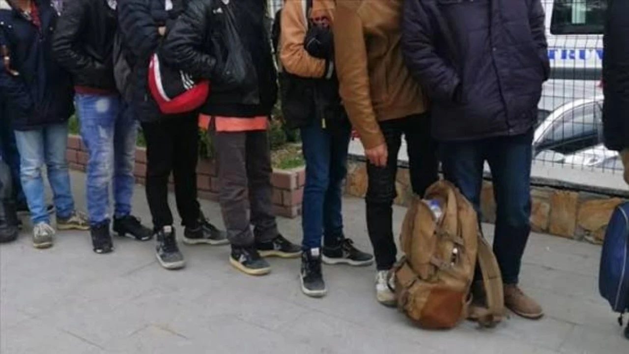 İzmir'de 54 düzensiz göçmen yakalandı