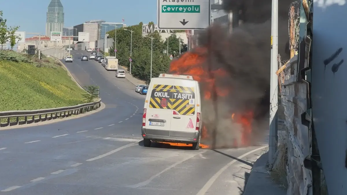 Seyir halindeki servis minibüsü alev alev yandı