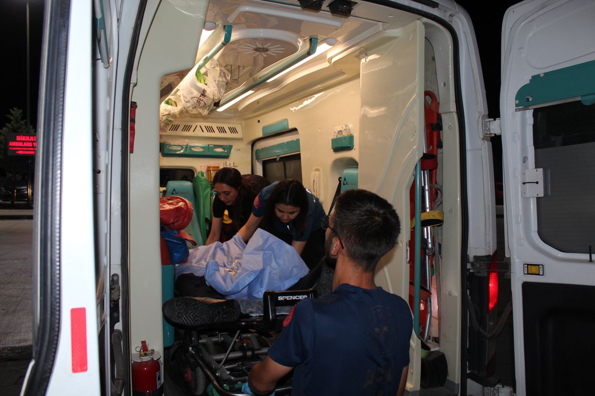 Parkta uğradığı biber gazlı ve bıçaklı saldırıda ağır yaralandı