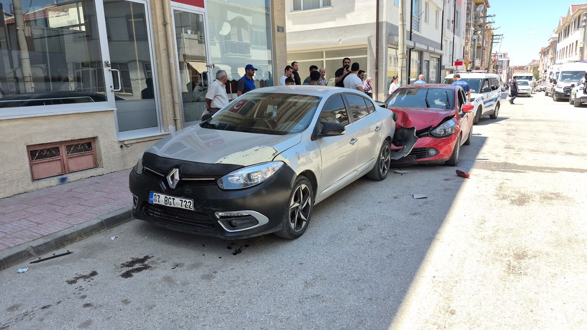 Eskişehir'de park halindeki araçlara çarpan otomobilin ehliyetsiz ve alkollü sürücüsü yaralandı