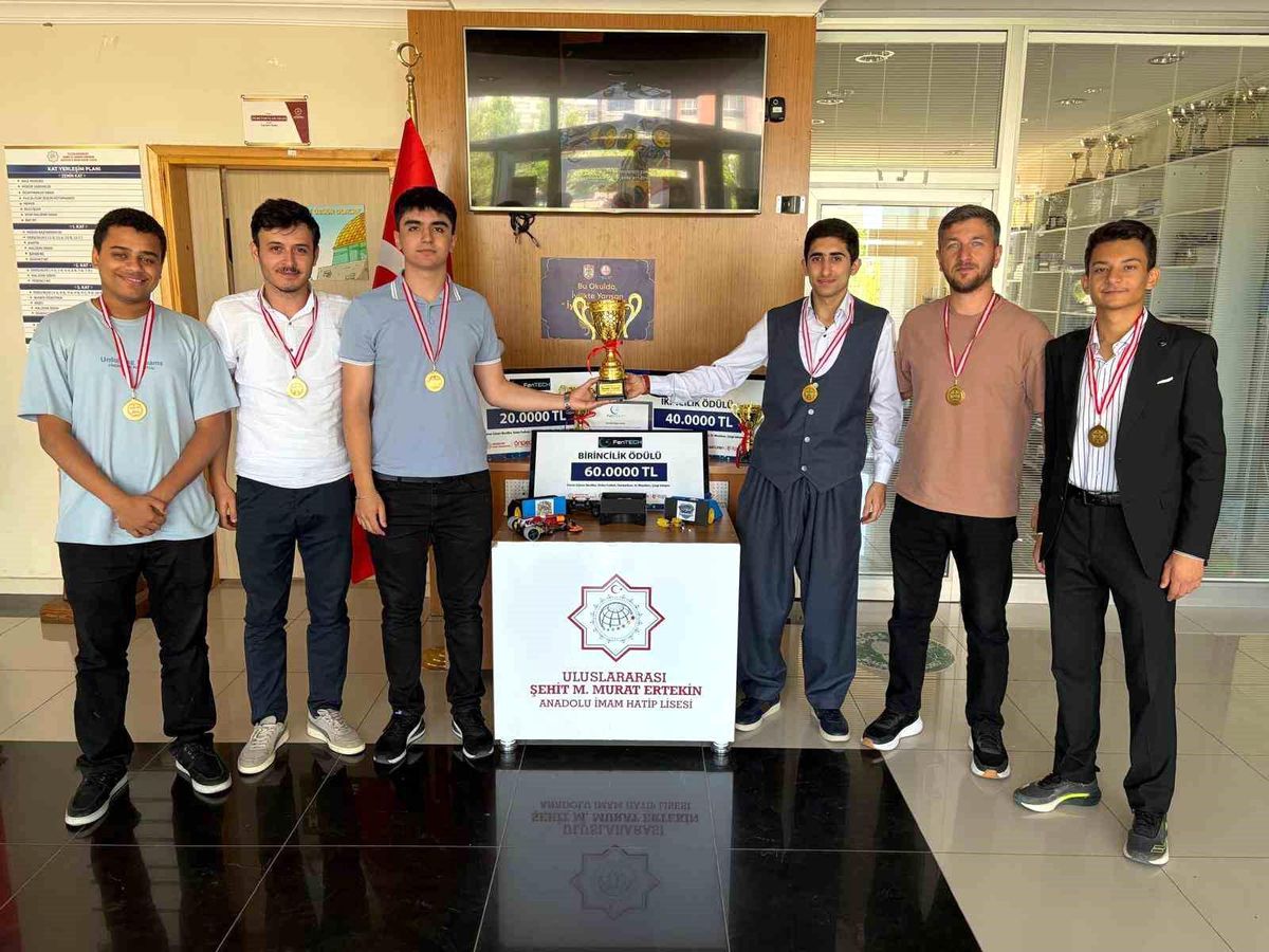 Sivaslı öğrencilerden robot şampiyonluğu