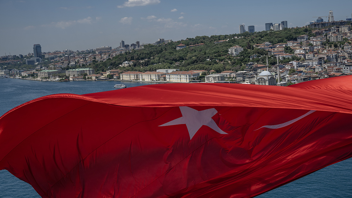 İstanbul Boğazı'ndaki köprülere Türk bayrağı asıldı
