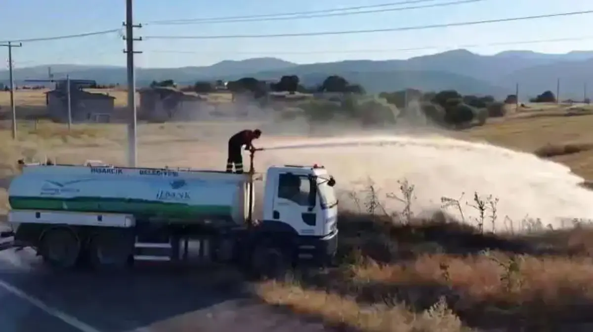 Kütahya'da arazi yangını korkuttu: Bir itfaiye eri dumandan etkilendi