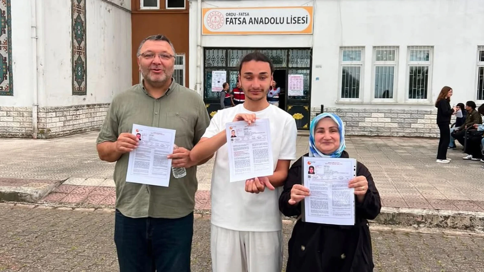 Aile boyu YKS heyecanı: Anne- baba ve oğul aynı okulda sınava girdi