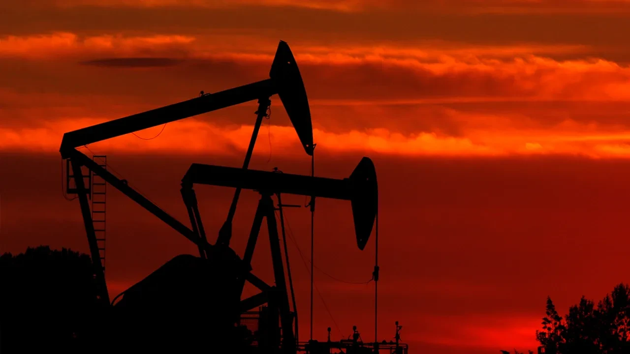 Brent petrolün varil fiyatında kritik eşik! O rakamın altına indi