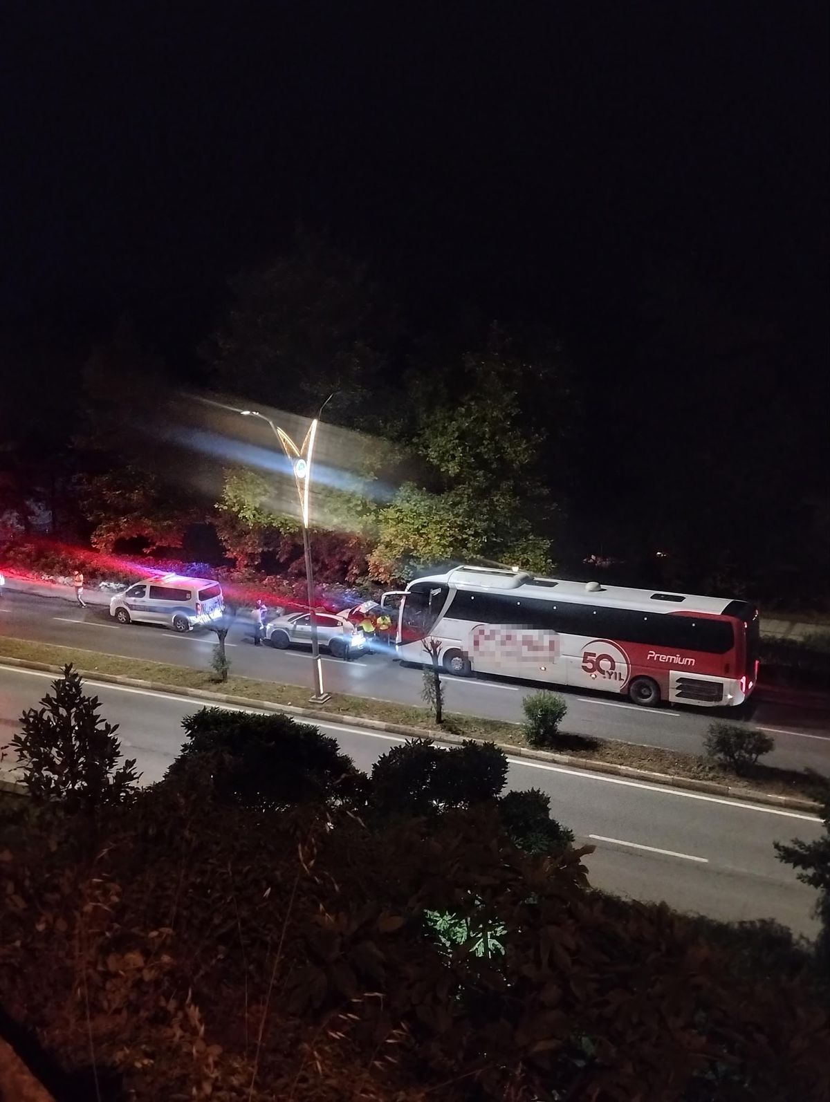 Polis aracına çarpan yolcu otobüsünün şoförü alkollü çıktı