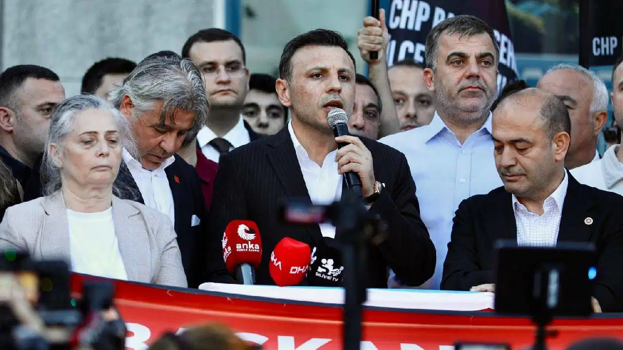 Özgür Çelik'ten Silivri ve Beylikdüzü belediyelerine yönelik operasyonlara tepki: 'Teslim olmayacağız'