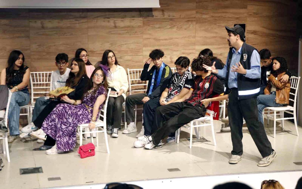 Menteşe Anadolu Lisesi öğrencilerinin 'Otobüs' oyunu beğeni ile izlendi