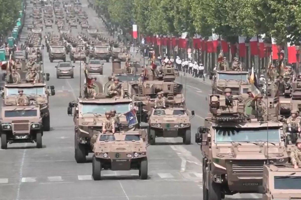 Fransız ordusundan Avengers'lı gövde gösterisi: Kıyamet mi geliyor?