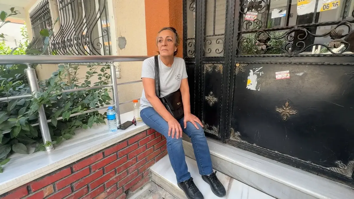 Komşularına "kentsel dönüşüm" eylemi: 14 saat boyunca apartmanın önünde oturdu!