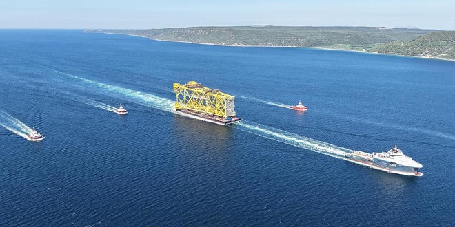 Çanakkale Boğazı'ndan 350 metrelik dev geçiş