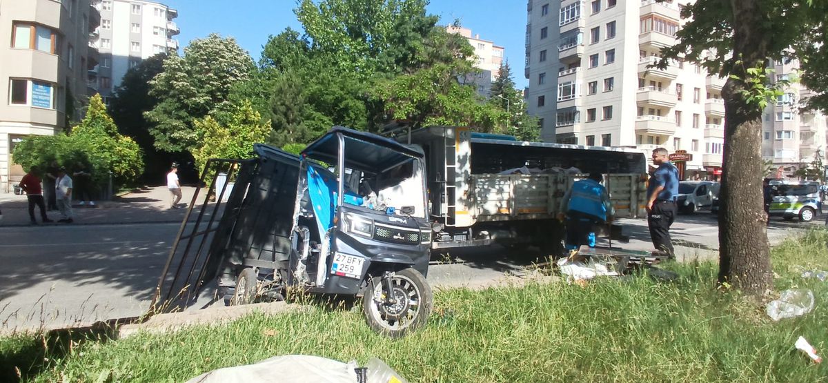 Kayseri'de otomobil ile elektrikli bisiklet çarpıştı: 5 yaralı