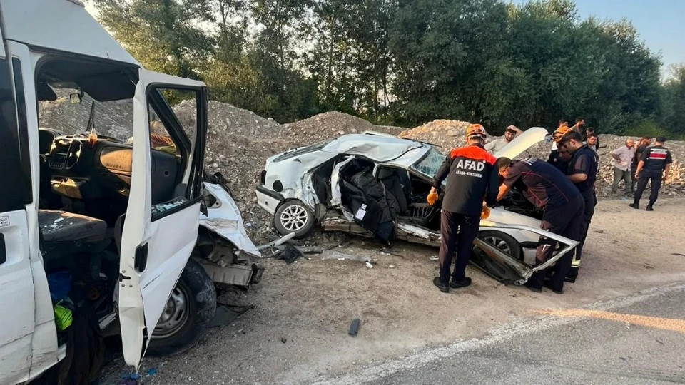 Amasya'da feci kaza! Otomobil ile minibüs çarpıştı: Bir ölü, üç yaralı