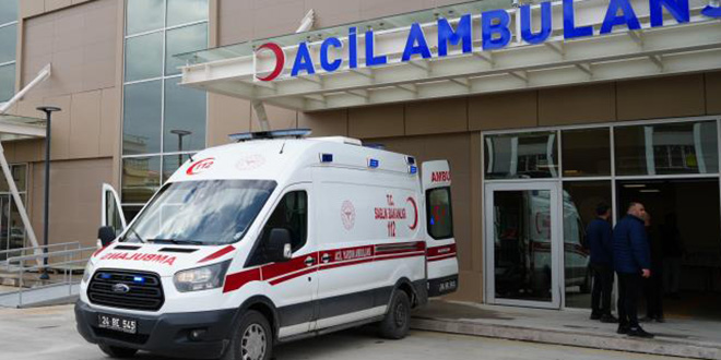 Anne hastaneye yetişemedi, sağlık ekibi bebeği ambulansta doğurttu
