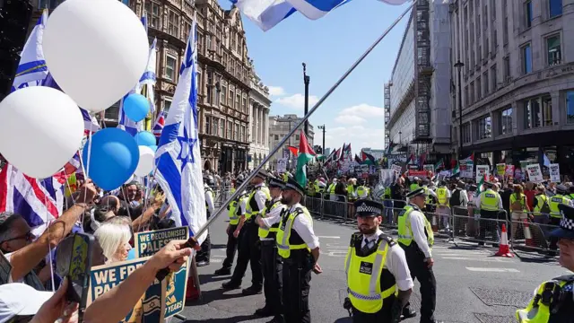 Londra'da iki ayrı protesto için binlerce polis görevlendirildi