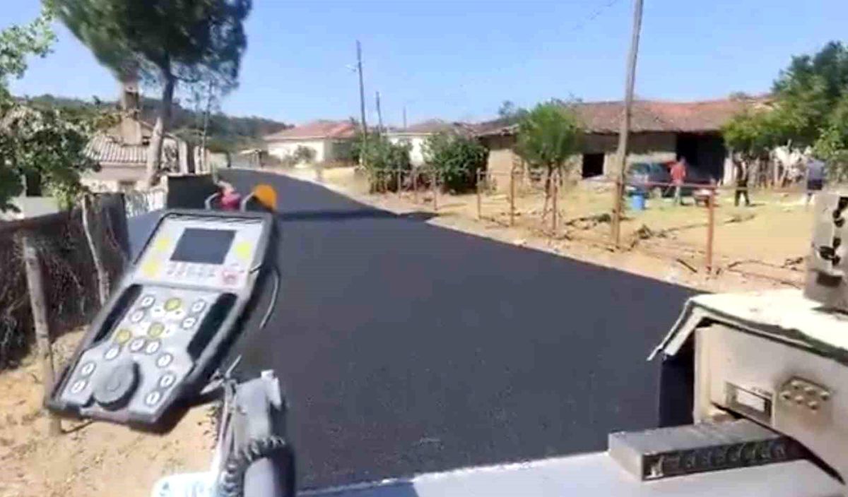 Yenice'de köy yollarında sıcak asfalt dökme çalışmaları hız kesmeden devam ediyor
