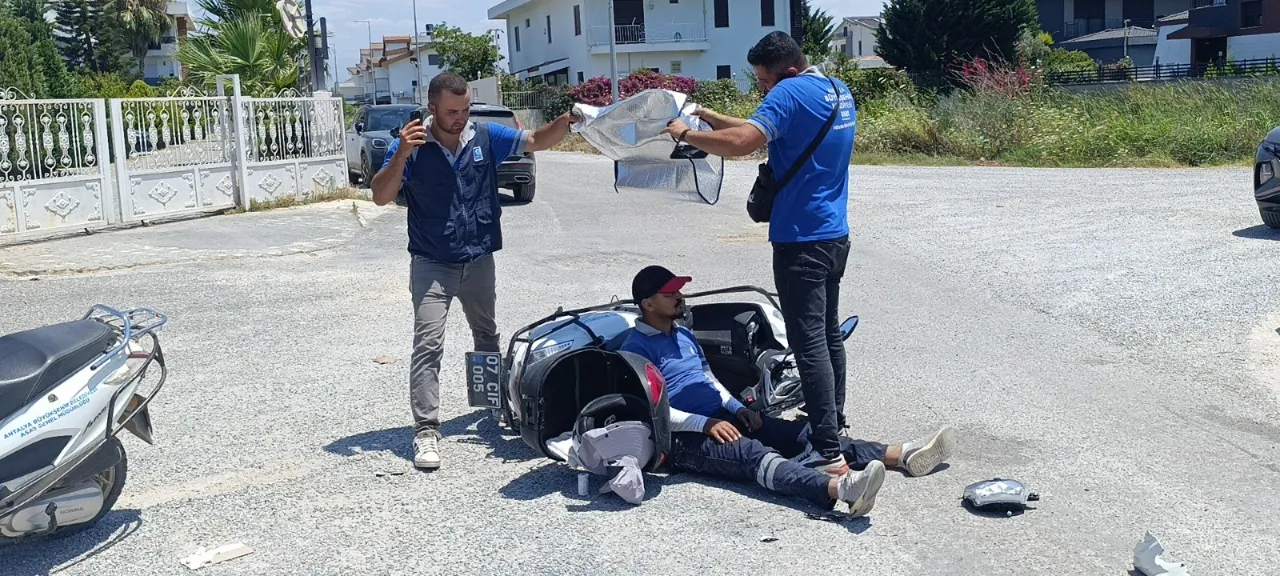 Kaza yapan yaralı arkadaşlarına araç güneşliğiyle siper oldular! O anlar kamerada