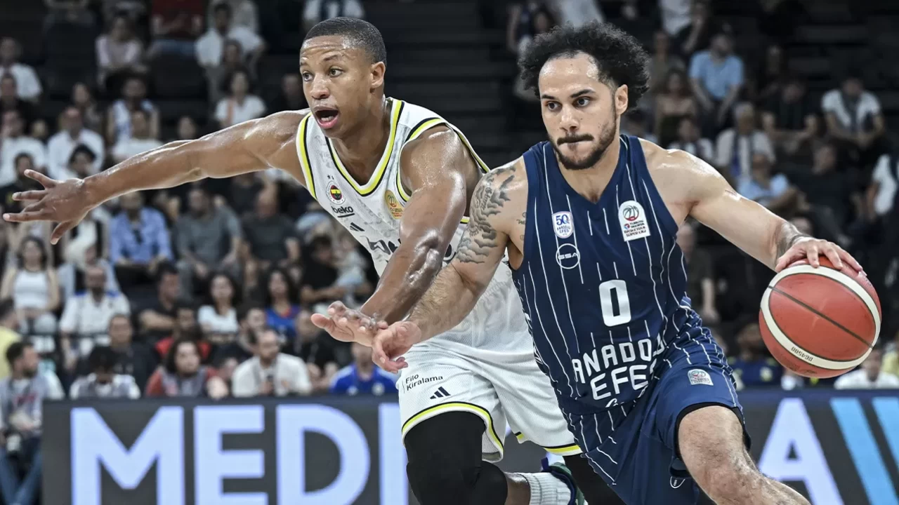 Anadolu Efes evinde kazandı, seride ilk galibiyetini aldı | Basketbol Süper Ligi'nde Anadolu Efes 102-93 Fenerbahçe Beko