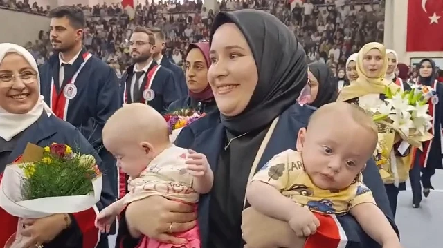 İkizleriyle birlikte mezun oldu: 24 yaşındaki anne törene bebekleriyle katıldı