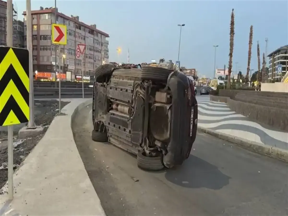 Bakırköy'de korkunç kaza: Hakimiyeti kaybedip refüje çarptı