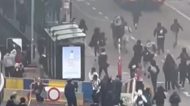 Belçika'nın kalbi savaş alanına döndü: Polisle çatışan gençler bariyerleri ateşe verdi