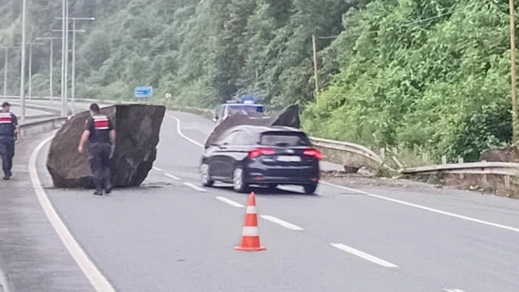 Rize'de yamaçtan kopan dev kayalar sahil yoluna düştü