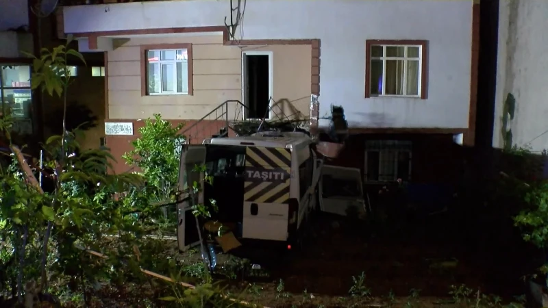 Çekmeköy'de servis minibüsü evin bahçesine uçtu: Bir kişi yaralandı