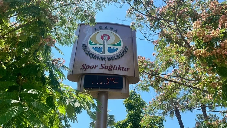 Adana sıcağı termometreyi bozdu! Vatandaşlar parklardaki gölgelik alanlarda serinledi