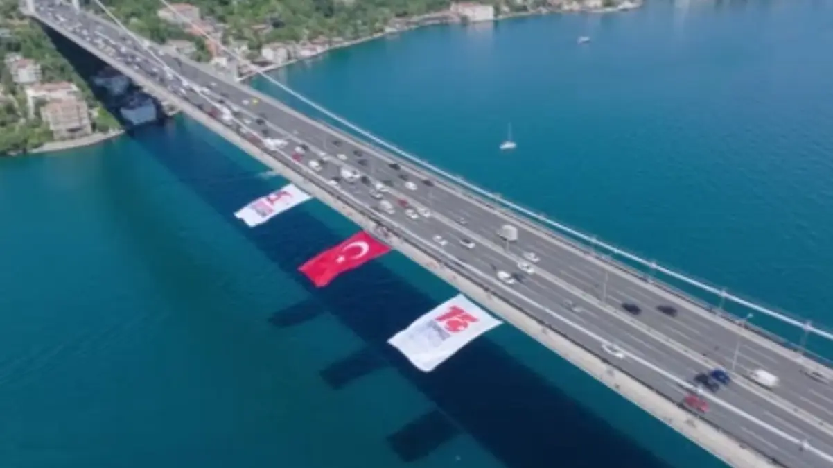 FETÖ'cü hain darbe girişiminin 10. yılı... 5 dev köprü Türk bayraklarıyla donatıldı